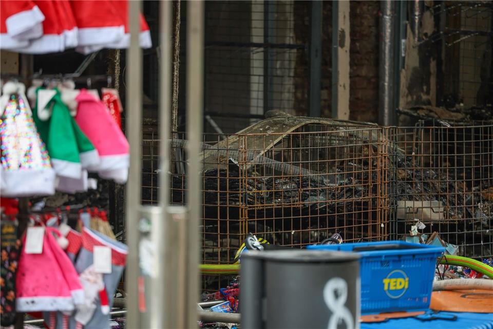 Ein Feuer hat in einem Laden der Krefelder Innenstadt starke Zerstörungen angerichtet.Christoph Reichwein/dpa