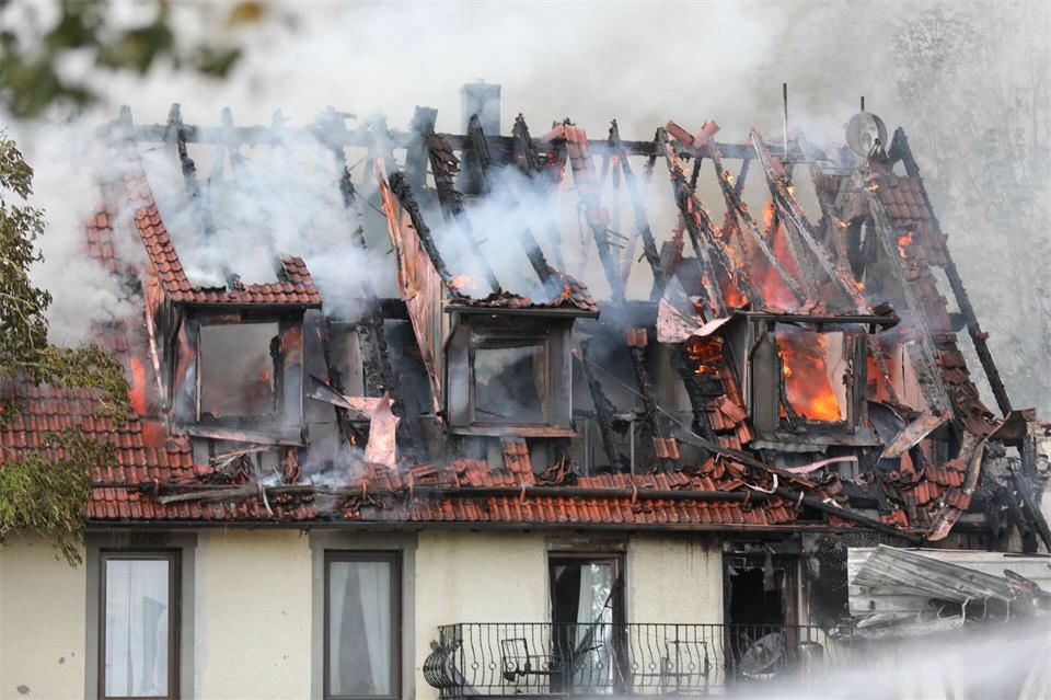 Ein Feuer in einem Stall in Blaubeuren hat die Feuerwehr auf den Plan gerufen.Ralf Zwiebler/dpa