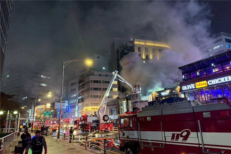 Ein Feuer ist in einem Restaurant im Stadtzentrum von Seoul, direkt hinter dem Rathaus, ausgebrochen. Fabian Kretschmer/dpa