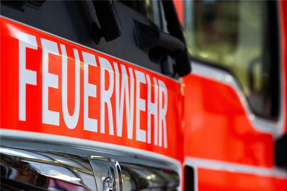 Ein Feuer zerstört ein Wohnhaus, der Schaden wird auf mindestens 350.000 Euro geschätzt. (Symbolbild)Soeren Stache/dpa