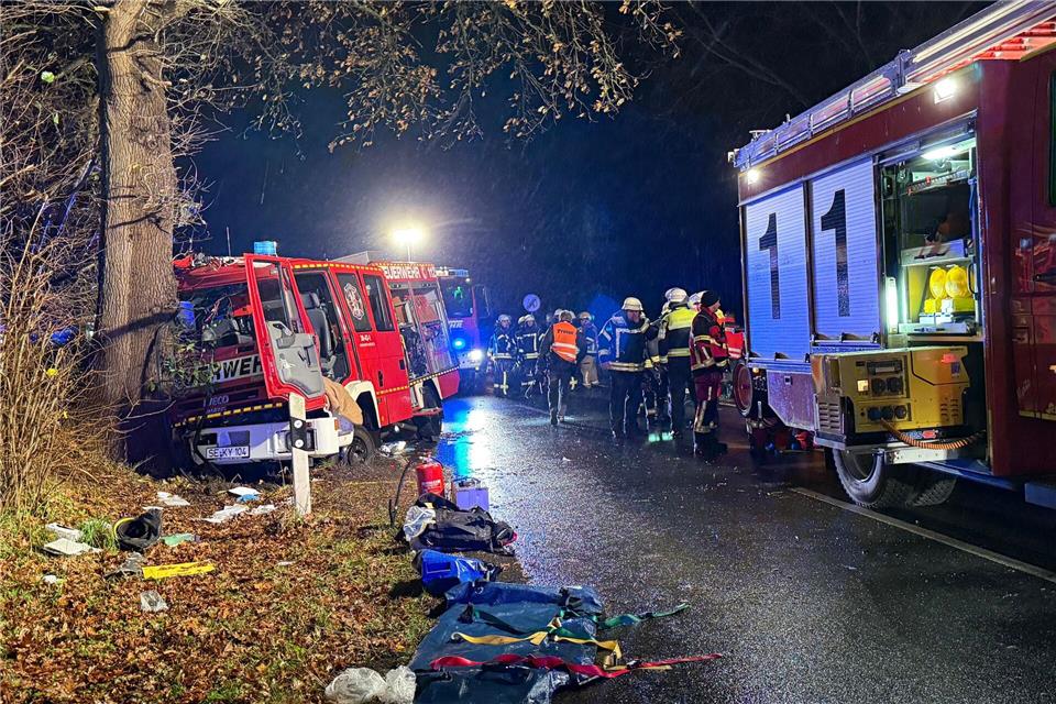 Ein Feuerwehrfahrzeug ist gegen einen Baum in Negernbötel im Kreis Segeberg geprallt.News5 / Sebastian Peters/NEWS5/dpa
