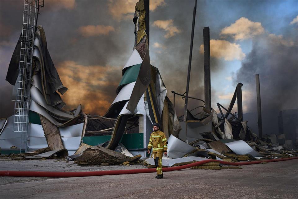 Ein Feuerwehrmann geht nach russischen Drohnenangriffen am Stadtrand von Kiew an einem zerstörten Lagerhaus vorbei.Francisco Seco/AP/dpa