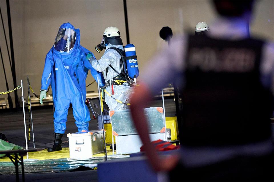 Ein Feuerwehrmann im Chemikalienschutzanzug untersucht nach dem Gefahrgutalarm den geräumten Bereich von Terminal 1 am Flughafen BER.Michael Ukas/dpa