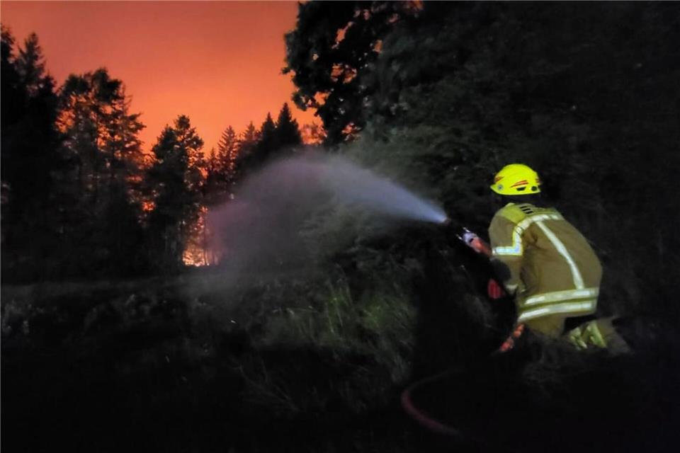 Ein Feuerwehrmann im Einsatz.Wolfgang Gasser/Kreisfeuerwehrverband Traunstein/dpa