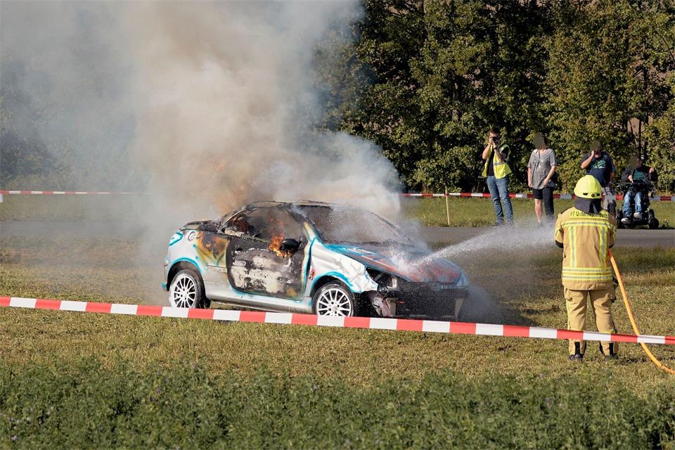Ein Feuerwehrmann ist bei der Übung in Mittelfranken verletzt worden. Tizian Gerbing/dpa
