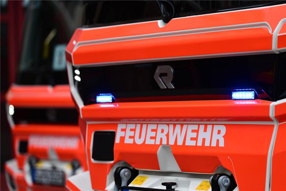 Ein Feuerwehrmann wird während des Einsatzes leicht verletzt. (Symbolbild)Bernd Weißbrod/dpa