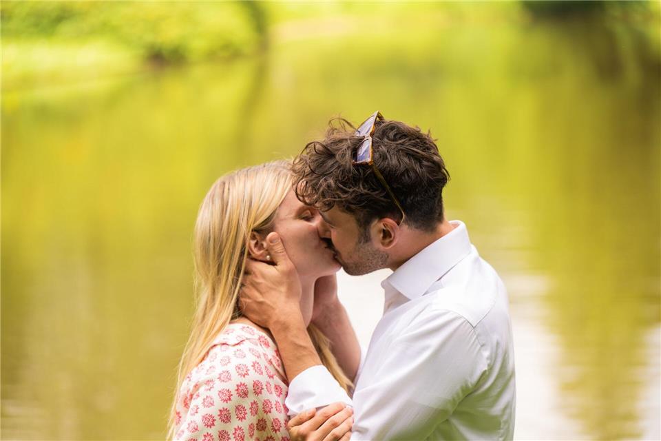 Ein Feuerwerk an Glückshormonen: Küssen ist eine der stärksten sinnlichen Möglichkeiten, sich nahezukommen.picture alliance/dpa