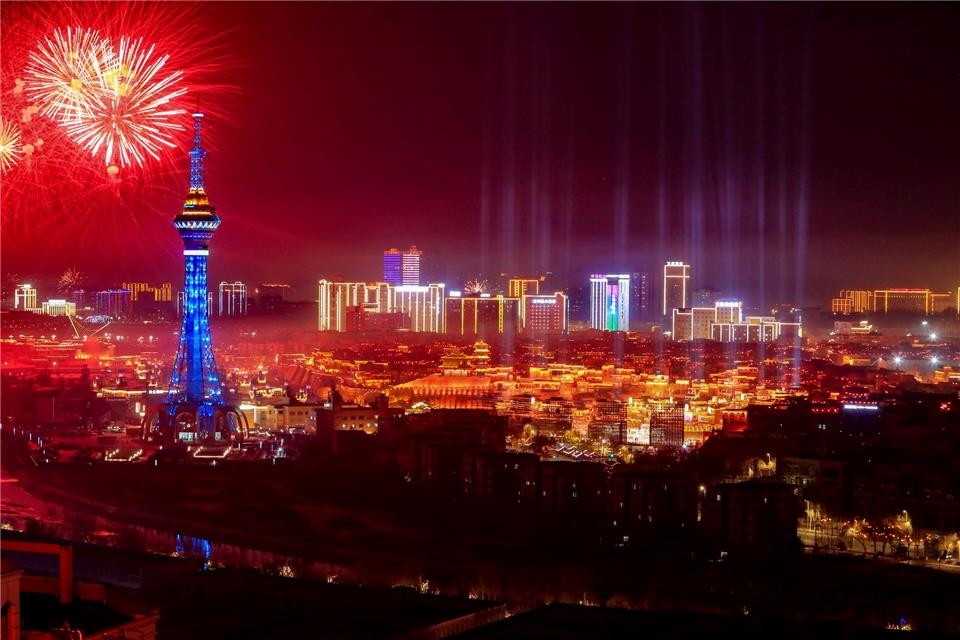 Ein Feuerwerk explodiert am Nachthimmel von Kashgar im nordwestchinesischen Autonomen Gebiet Xinjiang Uygur.