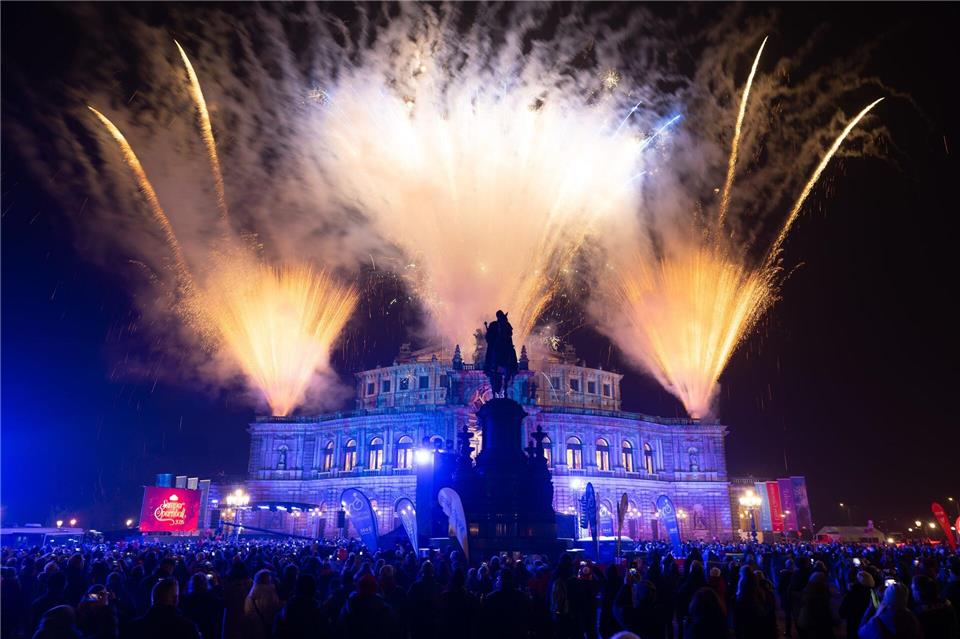 Ein Feuerwerk läutet Sachsens Ballnacht des Jahres in der Dresdner Semperoper ein. Sebastian Kahnert/dpa
