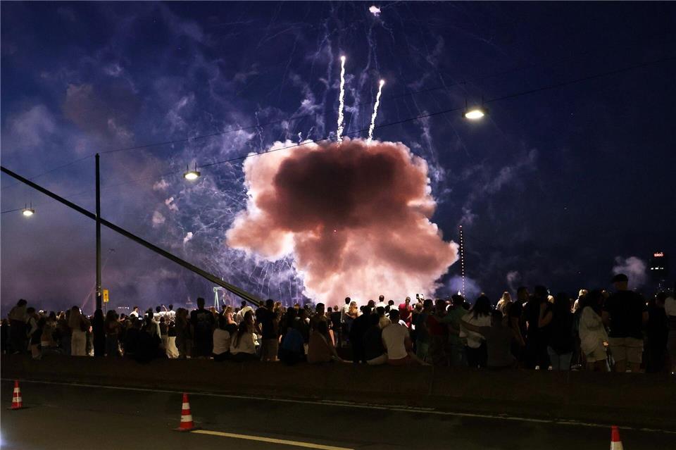 Ein Feuerwerkskörper explodiert in zu niedriger Höhe über Zuschauen beim Abschlussfeuerwerk der Rheinkirmes. (Archivbild)David Young/dpa