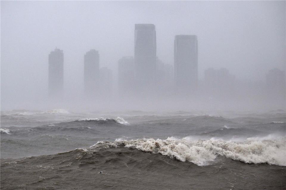 Ein Fischer hatten Qin nach sieben Tagen aus dem Wasser gezogen. (Archivbild)Guo Cheng/XinHua/dpa