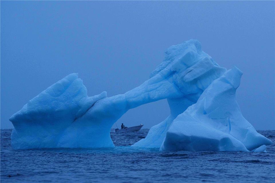 Ein Fischer navigiert vor der Küste von Nuuk in Grönland am Eis im Meer vorbei.Evgeniy Maloletka/AP/dpa
