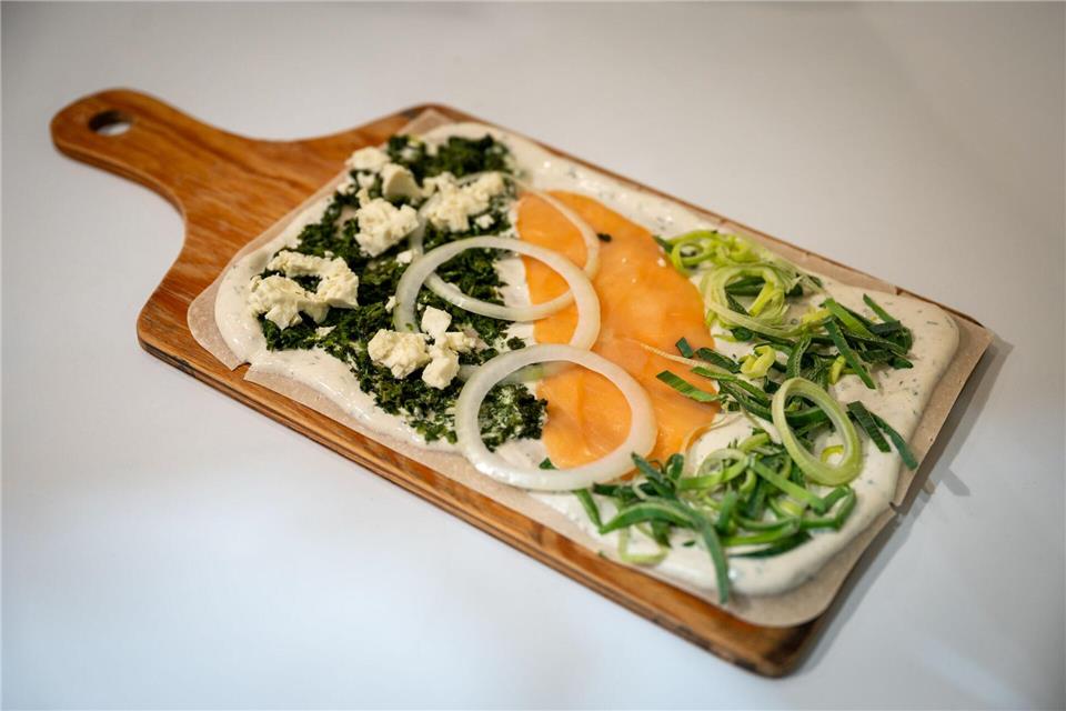Ein Flammkuchen für alle, die sich nicht entscheiden können: Der Belag auf dem Kräuterschmand reicht von Spinat, Räucherlachs bis zu Lauch. Nico Tapia/dpa-tmn