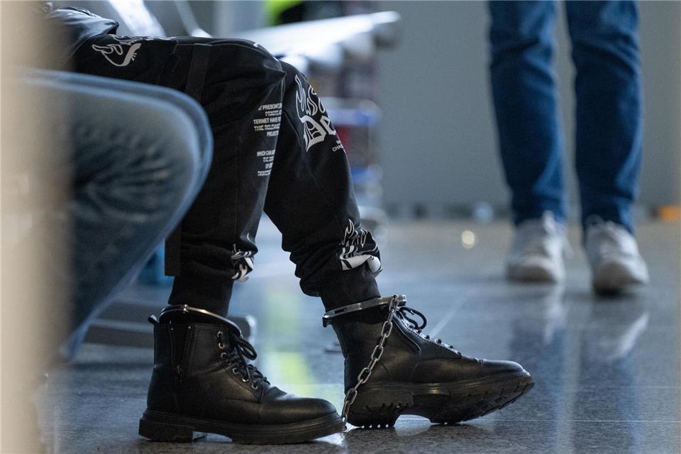 Ein Flüchtling trägt Fußfesseln, bevor sein Abschiebeflug in Frankfurt startet. (Symbolbild)Boris Roessler/dpa