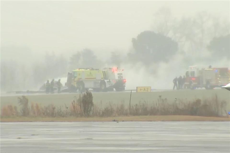 Ein Flugzeug ist an einem Regionalflughafen in North Carolina abgestürzt.Uncredited/WSOC via AP/dpa
