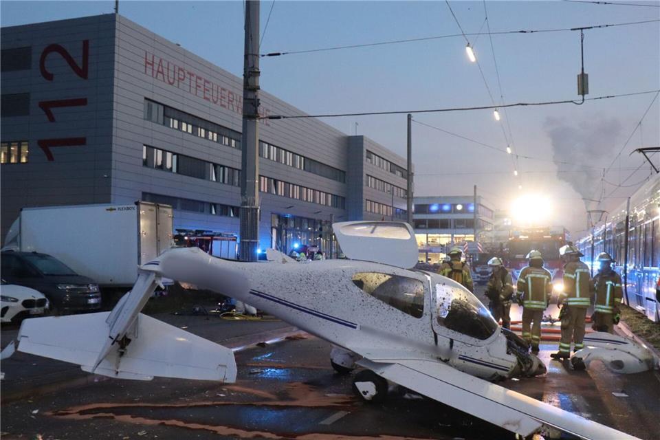 Ein Flugzeug ist im Mannheimer Stadtgebiet notgelandet.Rene Priebe/PR-Video /dpa