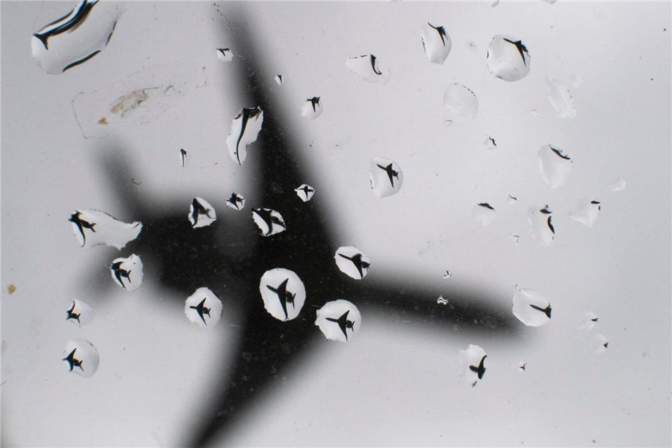 Ein Flugzeug landet bei Regenwetter. (Symbolbild)Julian Stratenschulte/dpa