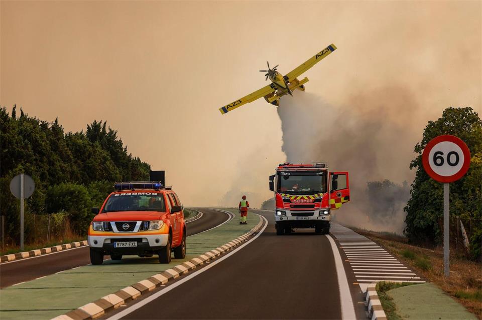Ein Flugzeug und Löschfahrzeuge bei den Löscharbeiten eines Waldbrands in Gola de Pujol, El Saler, in der autonomen Gemeinschaft Valencia.Rober Solsona/EUROPA PRESS/dpa