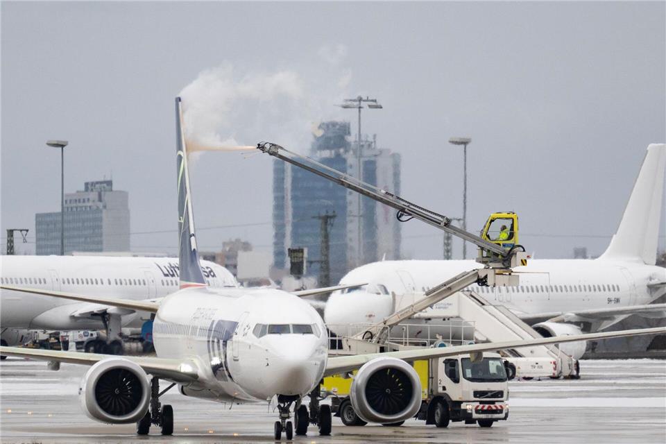 Ein Flugzeug wird am Flughafen Stuttgart vor dem Start enteist. (Archivbild)Marijan Murat/dpa