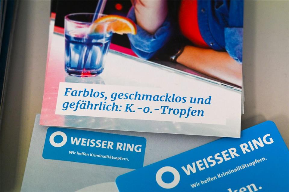 Ein Flyer vom Weißen Ring über K.-o.-Tropfen, liegt in einer Beratungsstelle. (Archivbild)Jens Kalaene/dpa