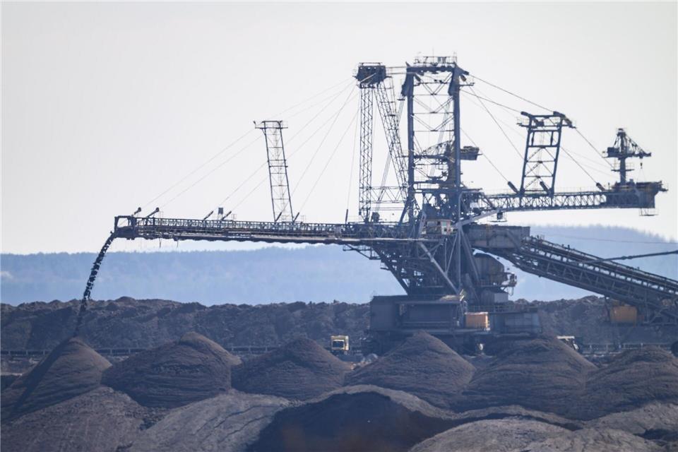 Ein Förderband in der Arbeitskette des Tagebaus löst einen Großeinsatz der Feuerwehr aus. (Archivbild)Robert Michael/dpa