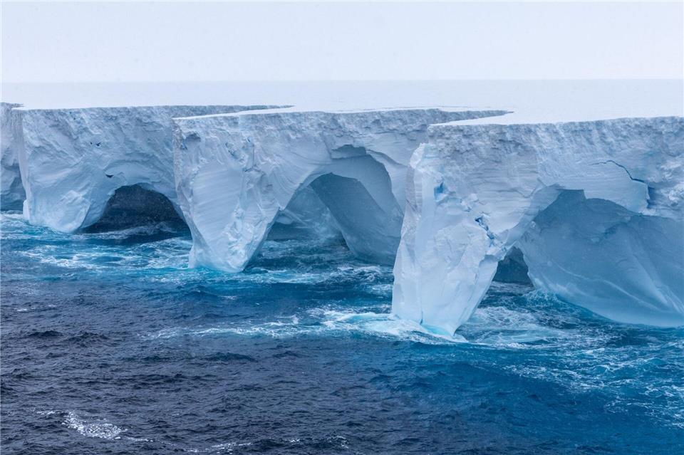 Einst größter Eisberg der Welt wohl bald verschwunden Ein Forscher beschreibt den Eisberg wie „eine Wand von Horizont zu Horizont“.Richard Sidey/Eyos Expeditions/dpa