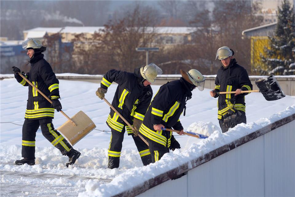 Ein Foto aus dem Jahr 2010 aus Gera in Thüringen: Feuerwehrleute beseitigen Schnee vom Dach einer Turnhalle. So eine Unterstützung hätten die Menschen in Goch (NRW) nun wohl auch gern. (Archivbild)picture alliance / ZB