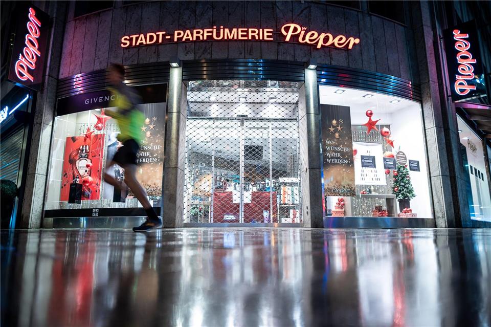 Ein Foto aus schlechten Zeiten: Dezember 2020, wegen eines Corona-Lockdowns blieb auch dieser Pieper-Shop zeitweise geschlossen. Die Shops sind längst wieder geöffnet und bleiben es auch, trotz Insolvenzverfahrens.Fabian Strauch/dpa