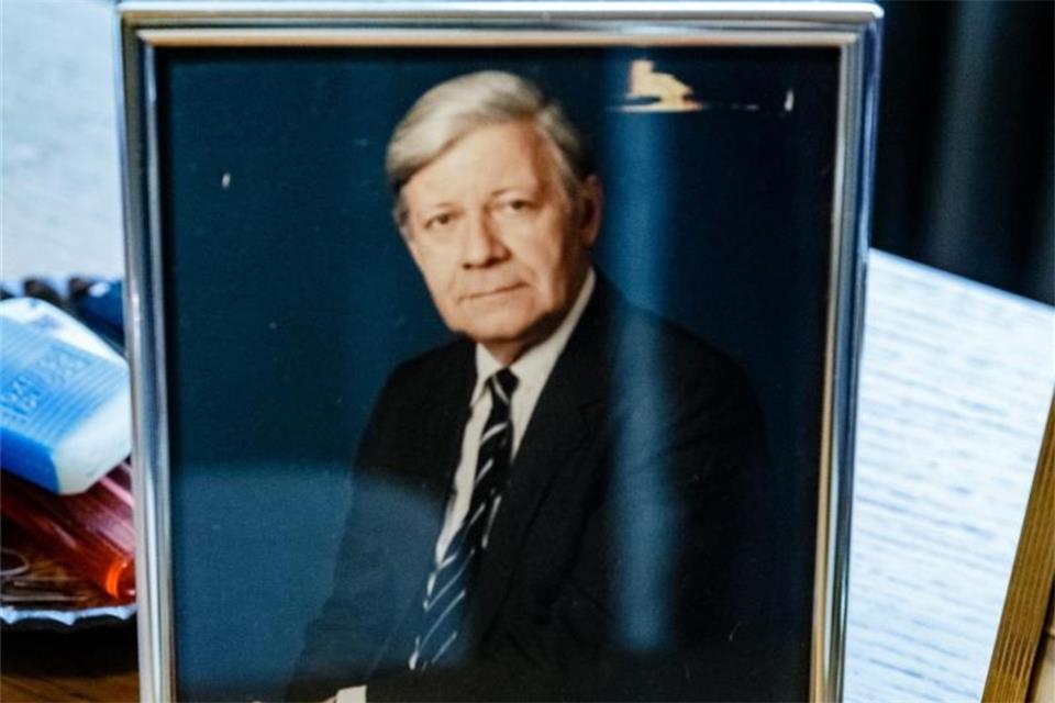 Ein Blick ins Leben der Loki Schmidt  Ein Foto von Helmut Schmidt mit der Widmung „Ich liebe Dich! H. 3.3.1989“. Foto: Markus Scholz