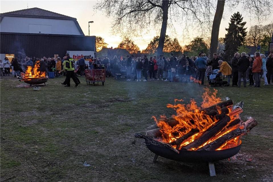 Ein Foto von der Premiere 2022: Damals hatte der Heimatverein sein Osterfeuer erstmals in Schalen entzündet. Jetzt bleibt es ganz aus.