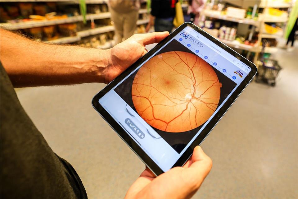 Gesundheitsangebote in der Drogerie - dm kontert Kritik Ein Foto zeigt Details der Netzhaut.Christoph Reichwein/dpa