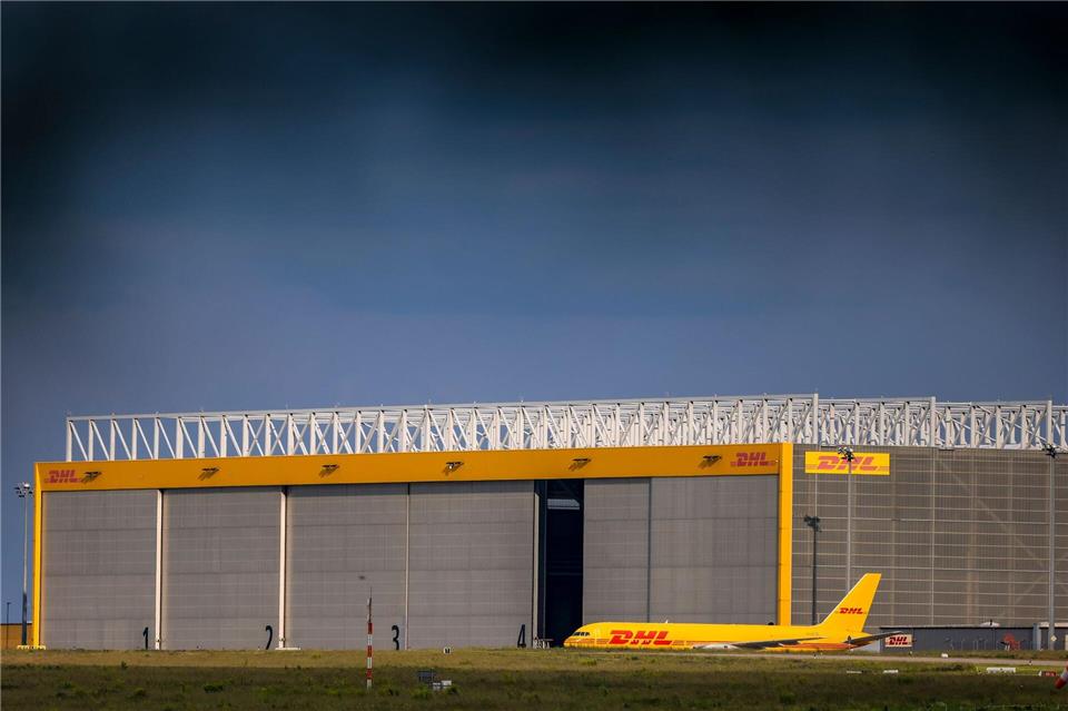 Ein Frachtflugzeug von DHL steht auf dem Vorfeld am DHL-Hub am Flughafen Leipzig-Halle.Jan Woitas/dpa