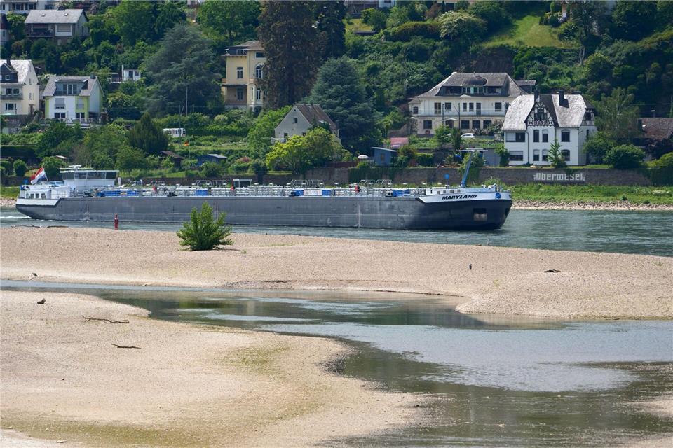 Ein Frachtschiff passiert eine Untiefe im Rhein bei Oberwesel - schon vor Wochen sind die Wasserstände hier gesunken. (Archivbild)Thomas Frey/dpa
