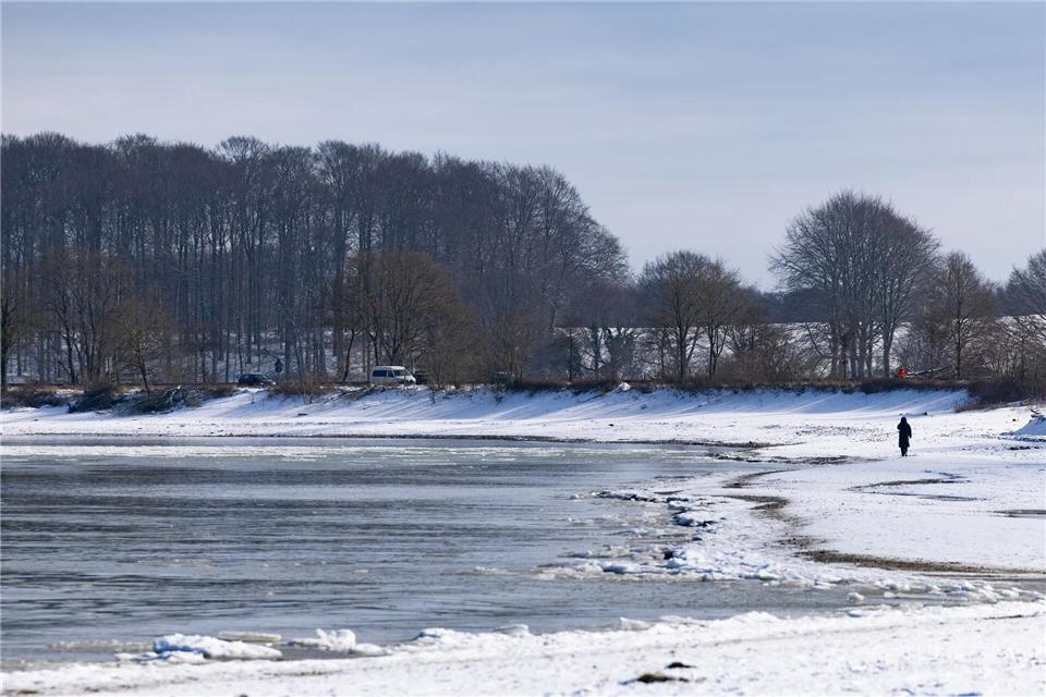 Ein Frischwassereinbruch nach dem Winter mit langer Ostwindphase könnte der Ostsee etwas Luft verschaffen.Ulrich Perrey/dpa