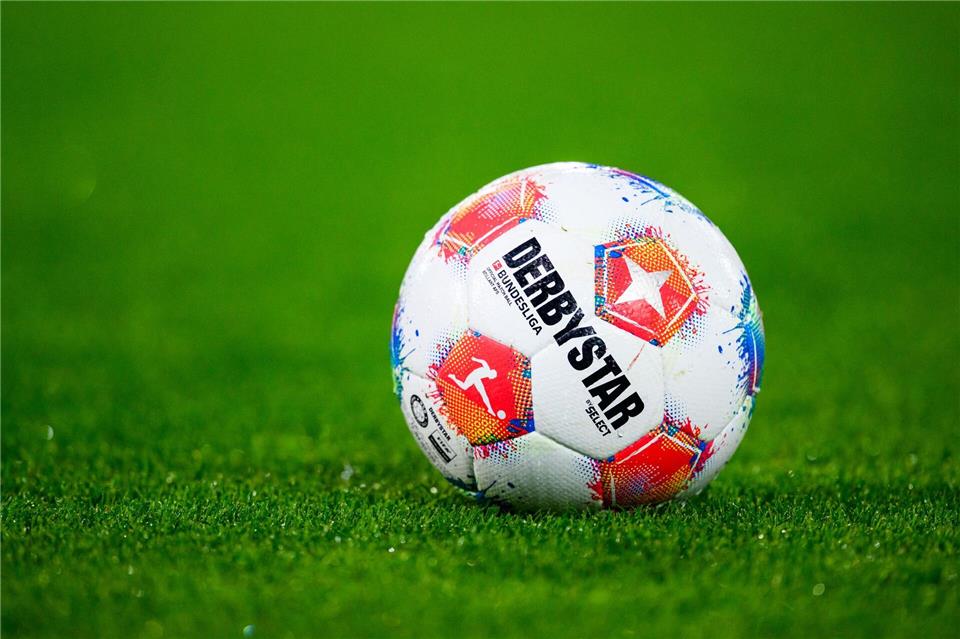 Ein Fußball liegt auf dem Rasen. (Symbolbild)Tom Weller/dpa