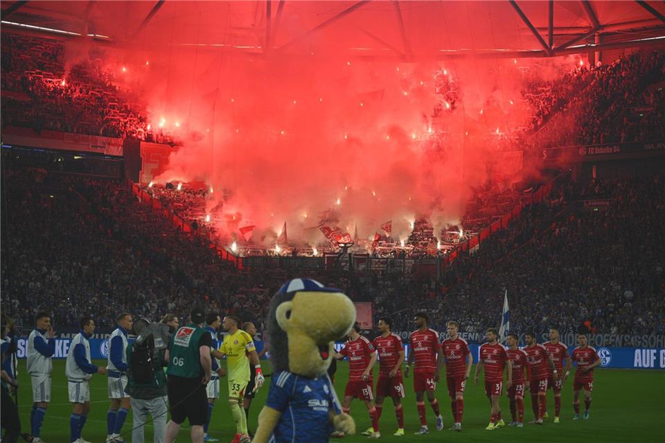 Ein Fußballabend mit packender Atmosphäre. Bernd Thissen/dpa