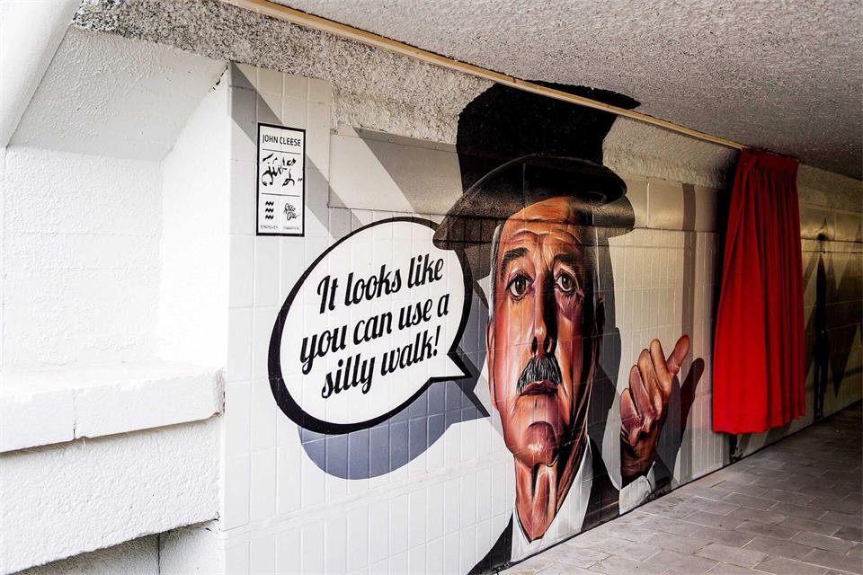 Ein Fußgängertunnel in der niederländischen Stadt Eindhoven zeigt den britischen Komiker John Cleese, den den Sketch über „komische Gangarten“ erfunden hat. (Archivbild)picture alliance / dpa