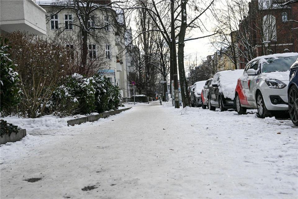 Ein Fußgängerweg in einem Wohngebiet ist nicht geräumt. Es besteht Rutschgefahr.Jens Kalaene/dpa