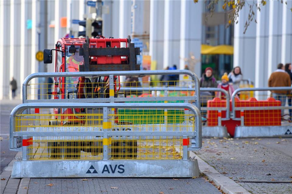 Ein Gabelstapler versetzt Gitter, die den Magdeburger Weihnachtsmarkt zusätzlich sichern sollen.Klaus-Dietmar Gabbert/dpa