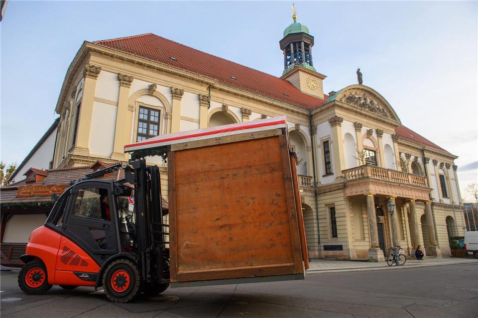 Ein Gabelstapler versetzt auf dem Alten Markt vor dem Rathaus der Stadt Magdeburg eine Hütte vom Magdeburger Weihnachtsmarkt.Klaus-Dietmar Gabbert/dpa