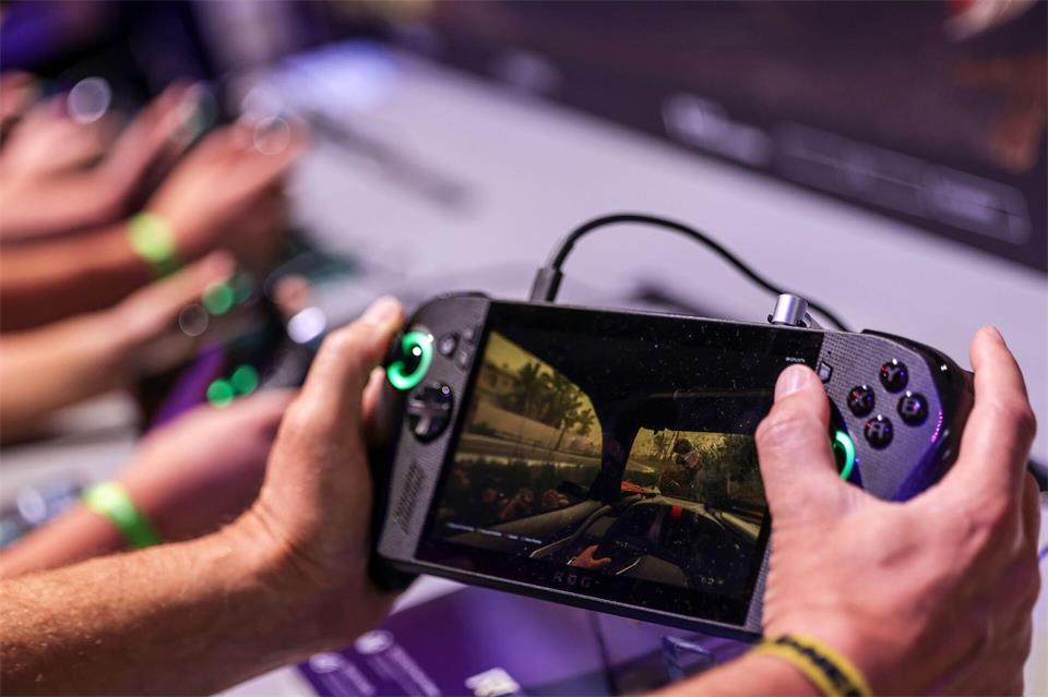 Ein Gamer hält bei der Gamescom 2025 ein Handheld-Device - eine Art tragbaren Mini-Gamingcomputer - in den Händen. (Archivbild)Oliver Berg/dpa