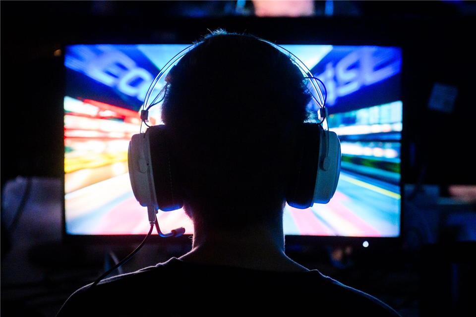 Ein Gamer löst einen Einsatz der Polizei in Pinneberg aus. (Symbolbild)Julian Stratenschulte/dpa