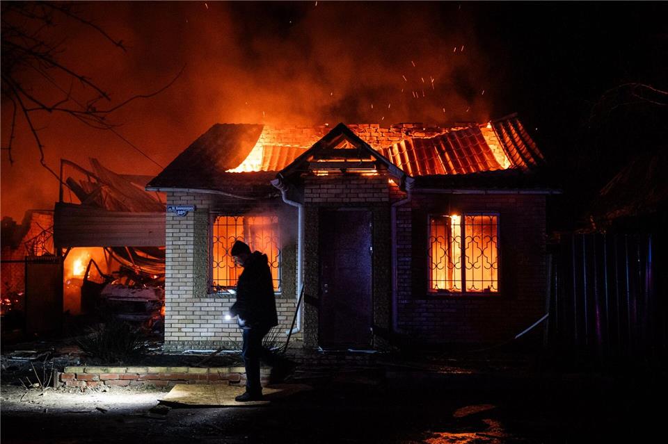 Ein Gebäude steht nach einem russischen Shahed-Drohnenangriff in Flammen.Tommaso Fumagalli/ZUMA Press Wire/dpa