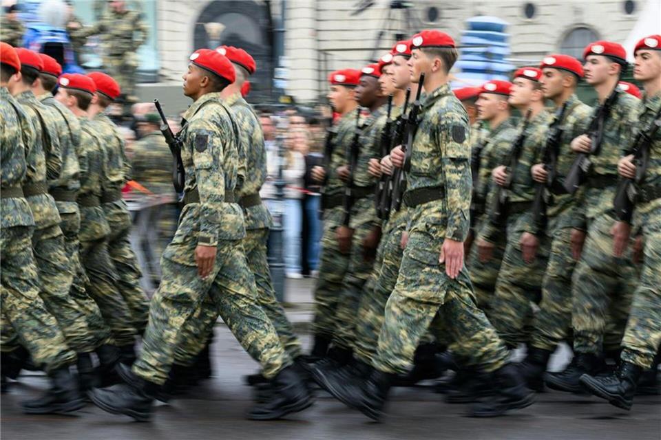Ein Gericht entschied: Auch Männer in der österreichischen Armee dürfen eine Pferdeschwanz-Frisur tragen. (Symbolbild)Max Slovencik/APA/dpa