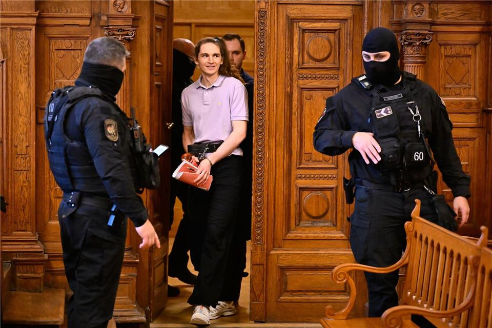 Ein Gericht in Budapest verurteilte die non-binäre deutsche Person Maja T. wegen Gewalt gegen Rechte zu acht Jahren Gefängnis.Denes Erdos/AP/dpa