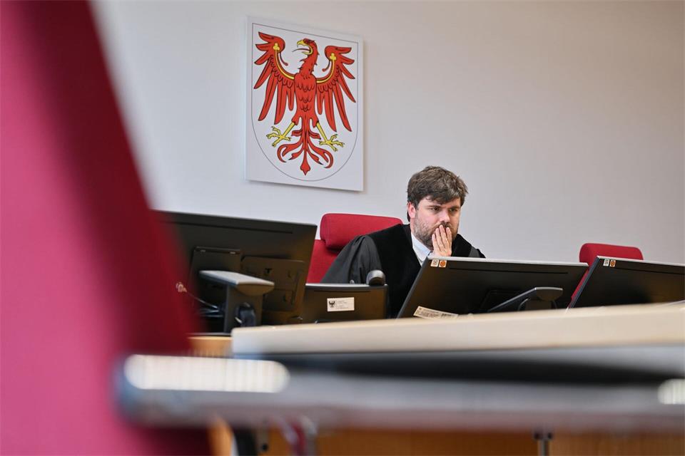 Ein Gericht muss nun entscheiden, ob die Beweise zu den Schließfachinhalten ausreichen.Patrick Pleul/dpa