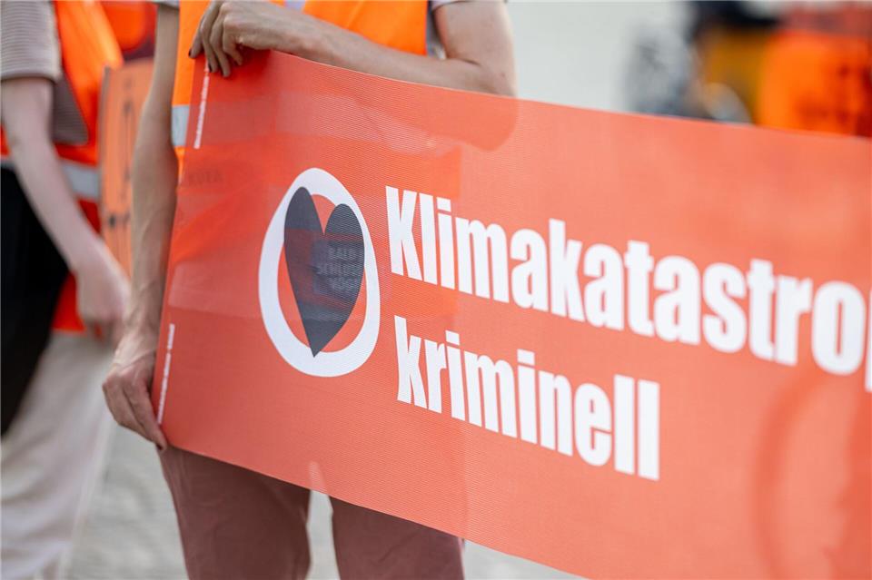 Ein Gericht soll nun entscheiden, ob es sich bei der Letzten Generation um eine kriminelle Vereinigung handelt. (Archivbild)Fabian Sommer/dpa