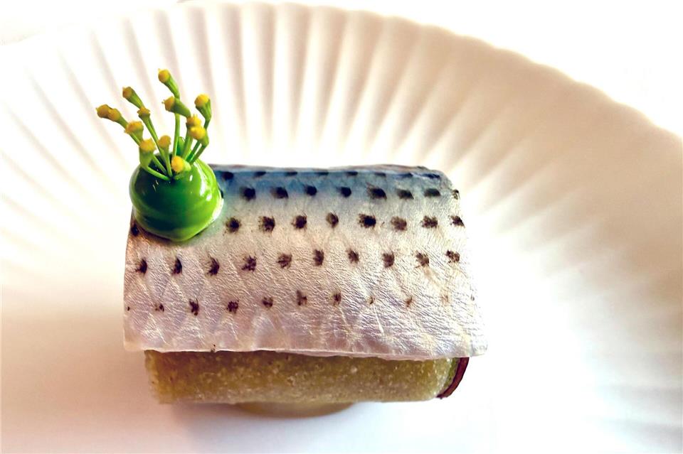 Ein Gericht wie ein Kunstwerk: Hering „Hausfrauenart“ mit Dillgel und Roter Bete.Carola Frentzen/dpa-tmn