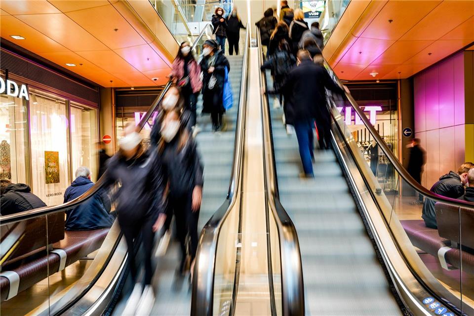 Ein Gerücht bei einem Feueralarm sorgte in einem Einkaufszentrum für Panik. (Symbolbild) Axel Heimken/dpa