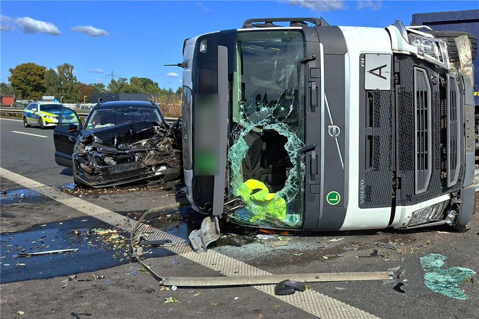 Ein Gesamtschaden von rund 100.000 Euro ist bei einem Unfall auf der A28 entstanden, zwei Menschen wurden verletzt.Kai Moorschlatt/dpa
